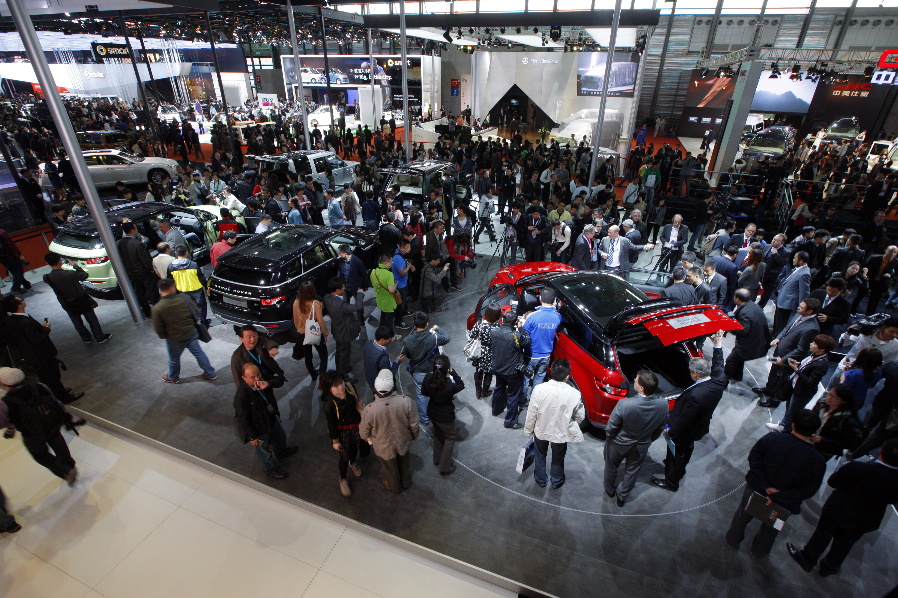 Land Rover Stars At 11 Shanghai And New York Auto Shows Land Rover Homepage Uk