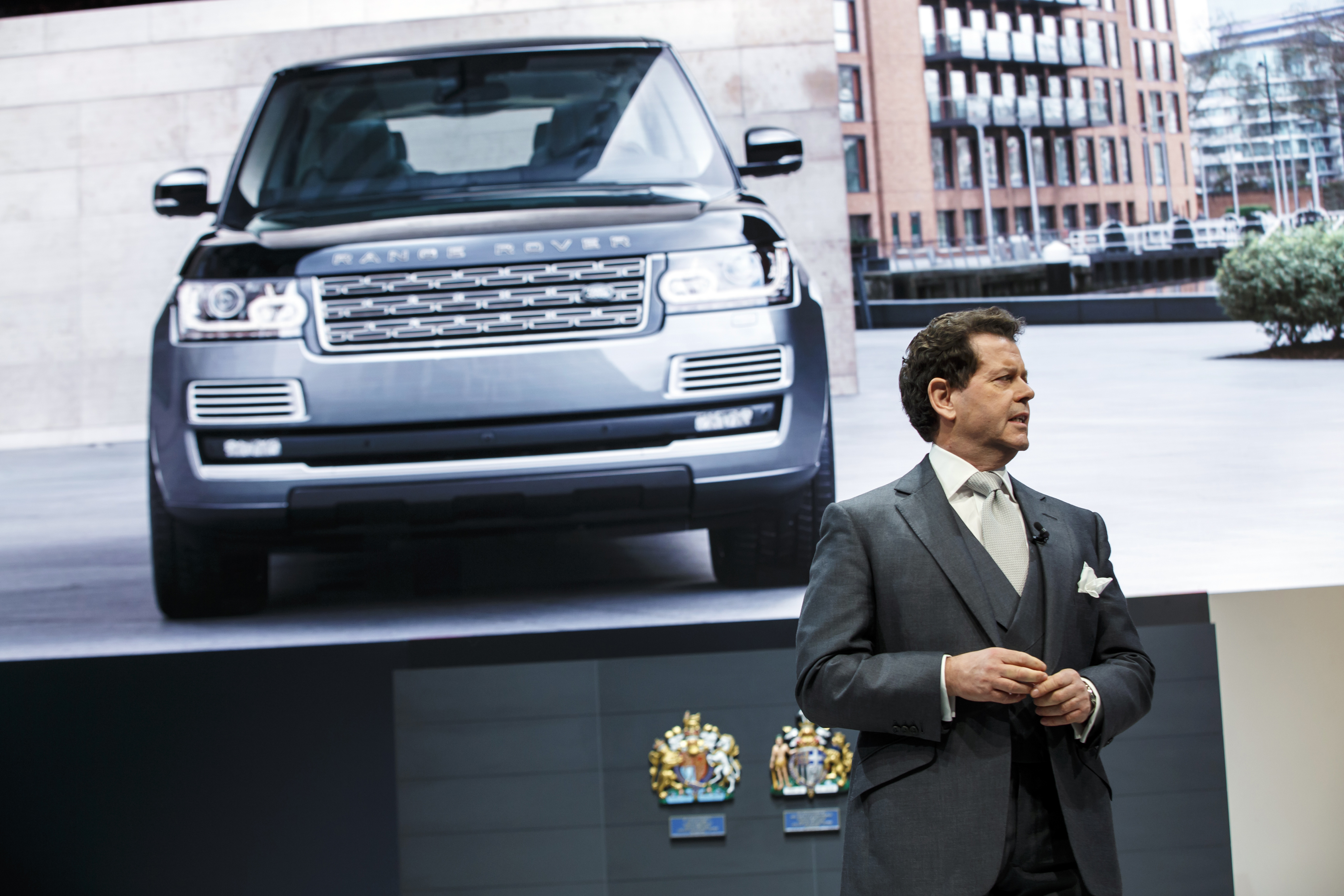 New flagship Range Rover SVAutobiography debuts at the New York Auto ...
