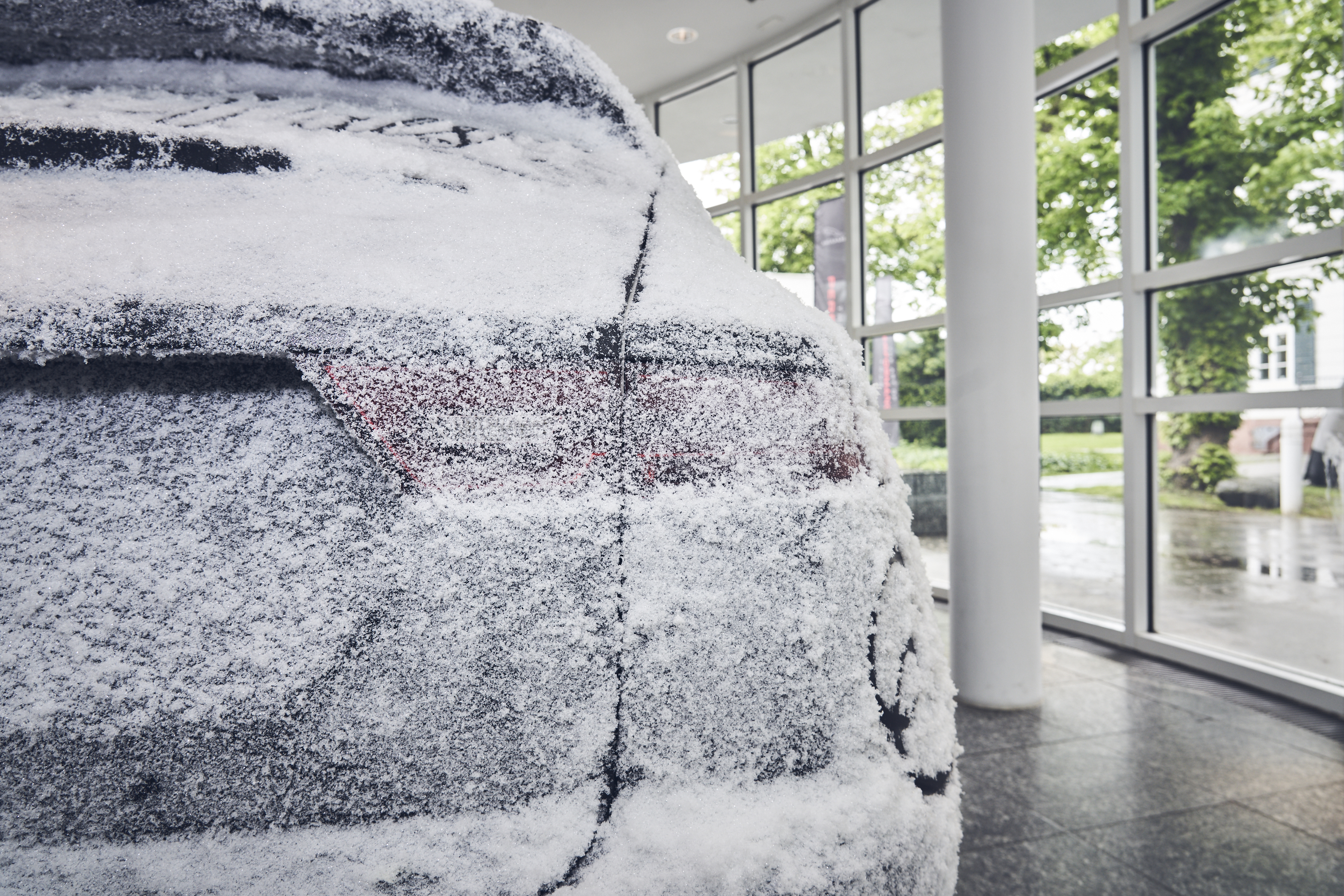 Jaguar Prasentiert Den Legendaren E Type Und Den Suv E Pace Als Teil Der Ausstellung Beauty Von Sagmeister Amp Walsh Jaguar Homepage International