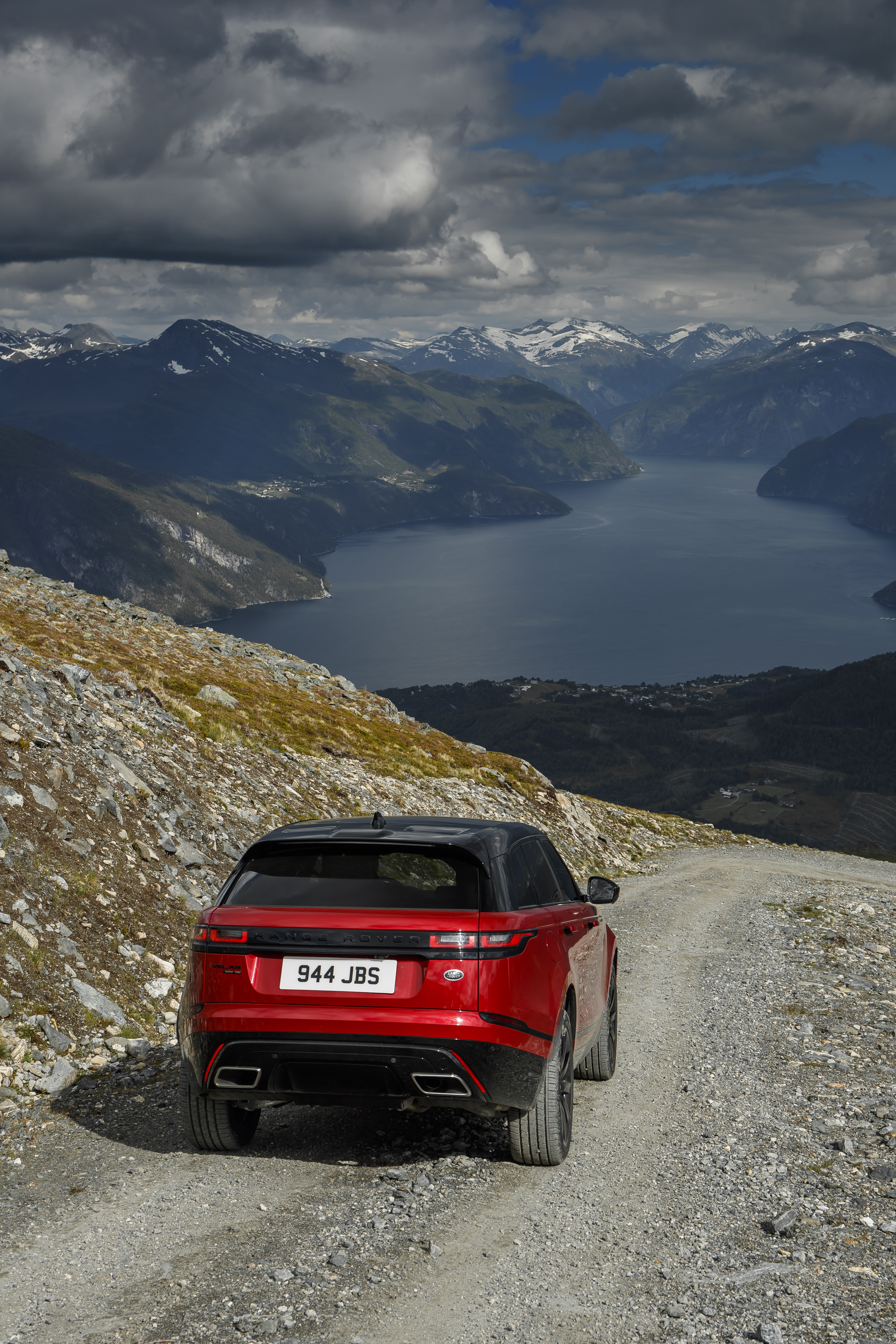 Der Avantgardistisch Gestylte Range Rover Velar Ist Ab Sofort Bei Den Land Rover Vertriebspartnern Erhaltlich Jlr Corporate Homepage
