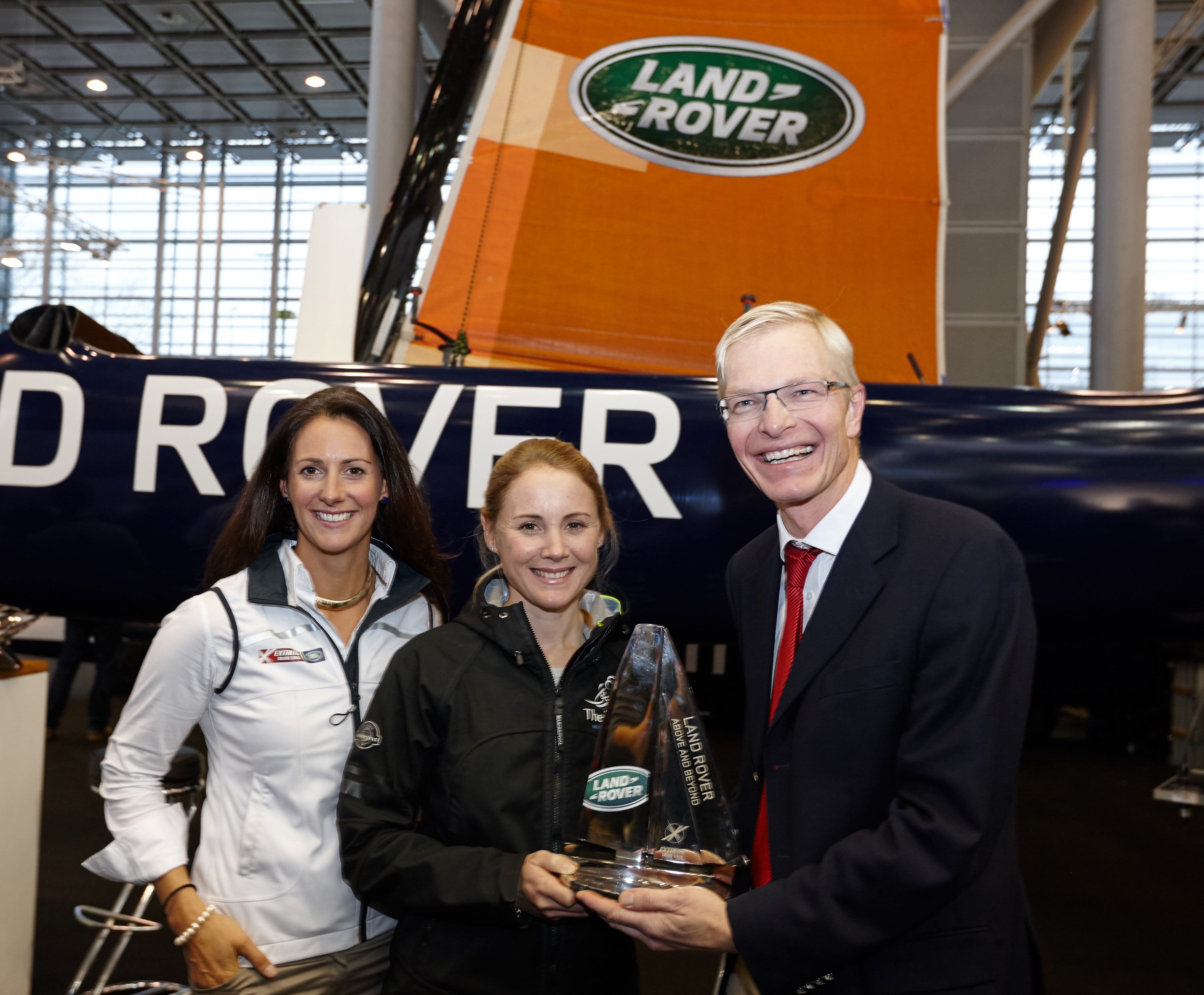 Land Rover Announces Above And Beyond Award Winner As The Extreme Sailing Series Gears Up For 15 Jlr Corporate Homepage International