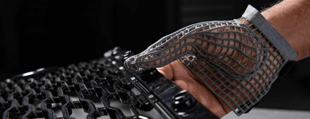 MANI PROTETTE NEGLI STABILIMENTI JAGUAR LAND ROVER GRAZIE A NUOVI GUANTI STAMPATI IN 3D