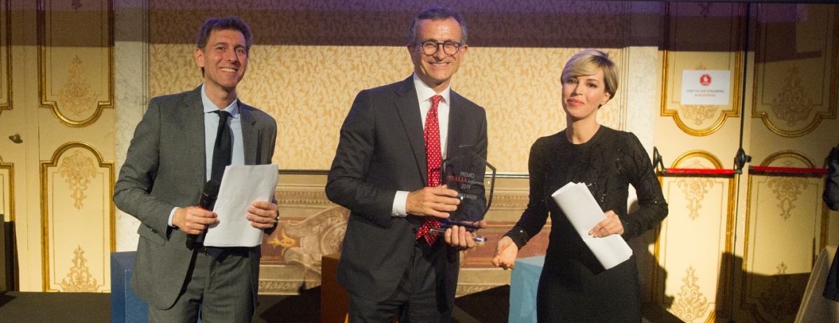 Andrea Colucci e Germana Loizzi di Italia Informa premiano Daniele Maver