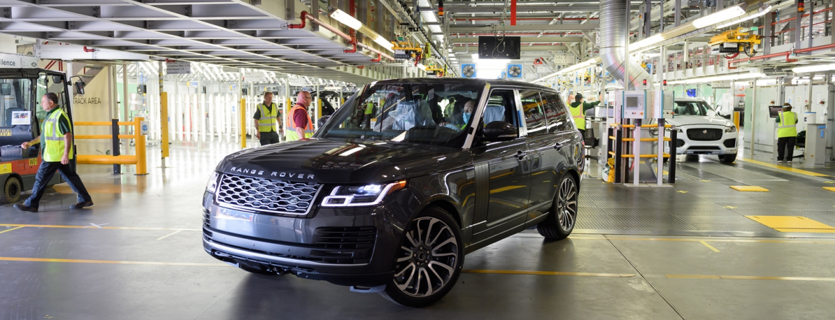 LA PRIMA RANGE ROVER PRODOTTA SECONDO LE NORME SUL DISTANZIAMENTO LASCIA LA LINEA DI PRODUZIONE A SOLIHULL