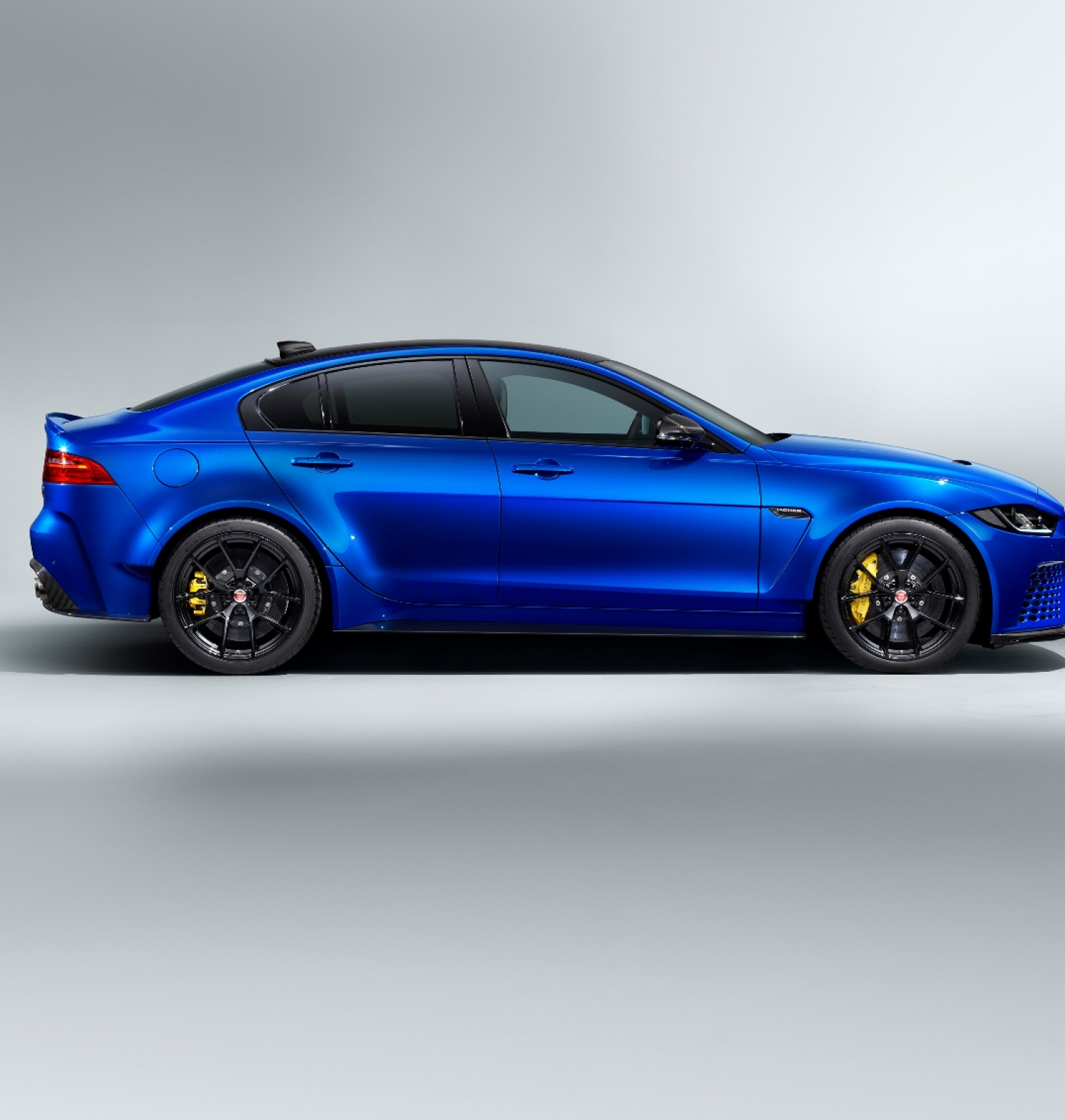 JAGUAR E LAND ROVER SI PREPARANO AD ENTUSIASMARE GLI SPETTATORI DEL GOODWOOD FESTIVAL OF SPEED CON UN PROTOTIPO DELLA DEFENDER E LA NUOVA GAMMA DI MODELLI