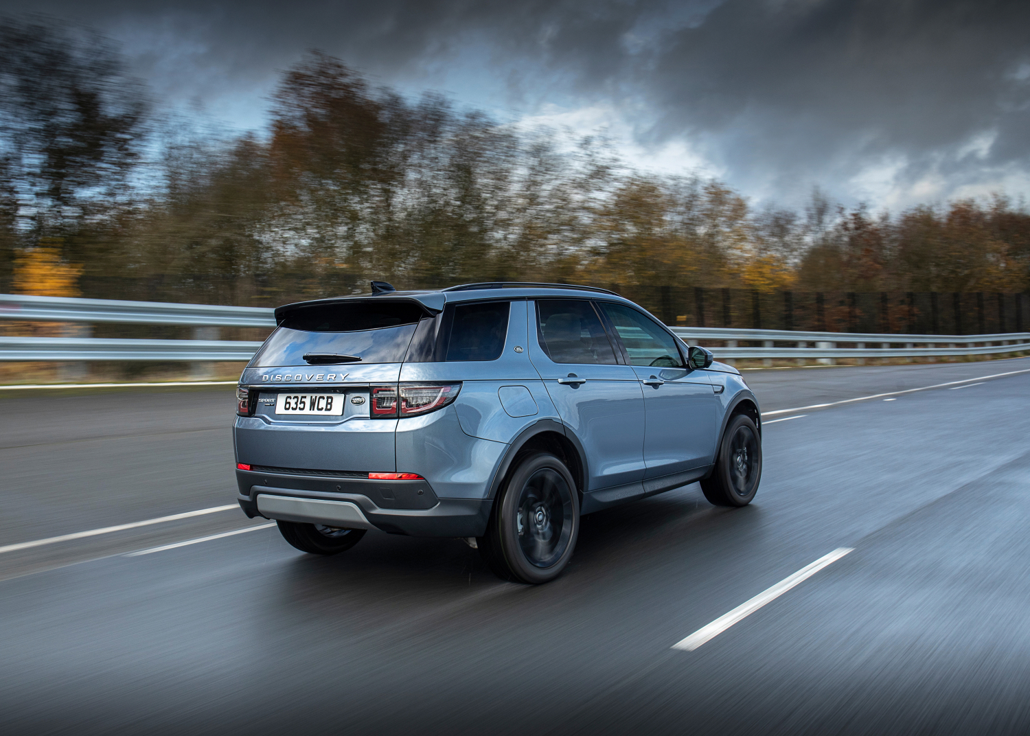 LAND ROVER DISCOVERY SPORT NOW AVAILABLE AS PLUG-IN HYBRID WITH RAPID CHARGING AND IMPRESSIVE RANGE