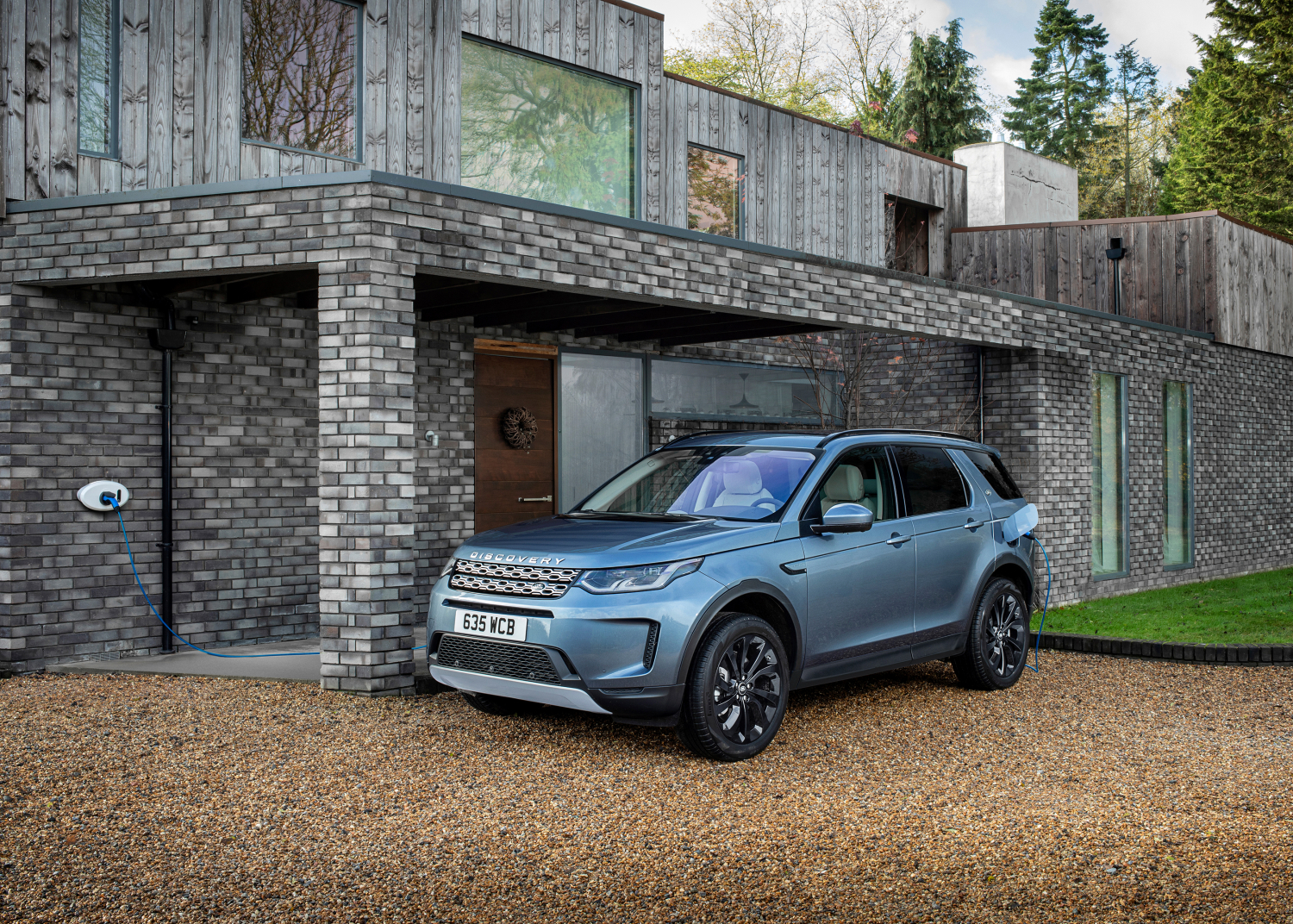 BESTSELLING EVOQUE AND DISCOVERY SPORT SUVS NOW AVAILABLE AS PLUG IN 