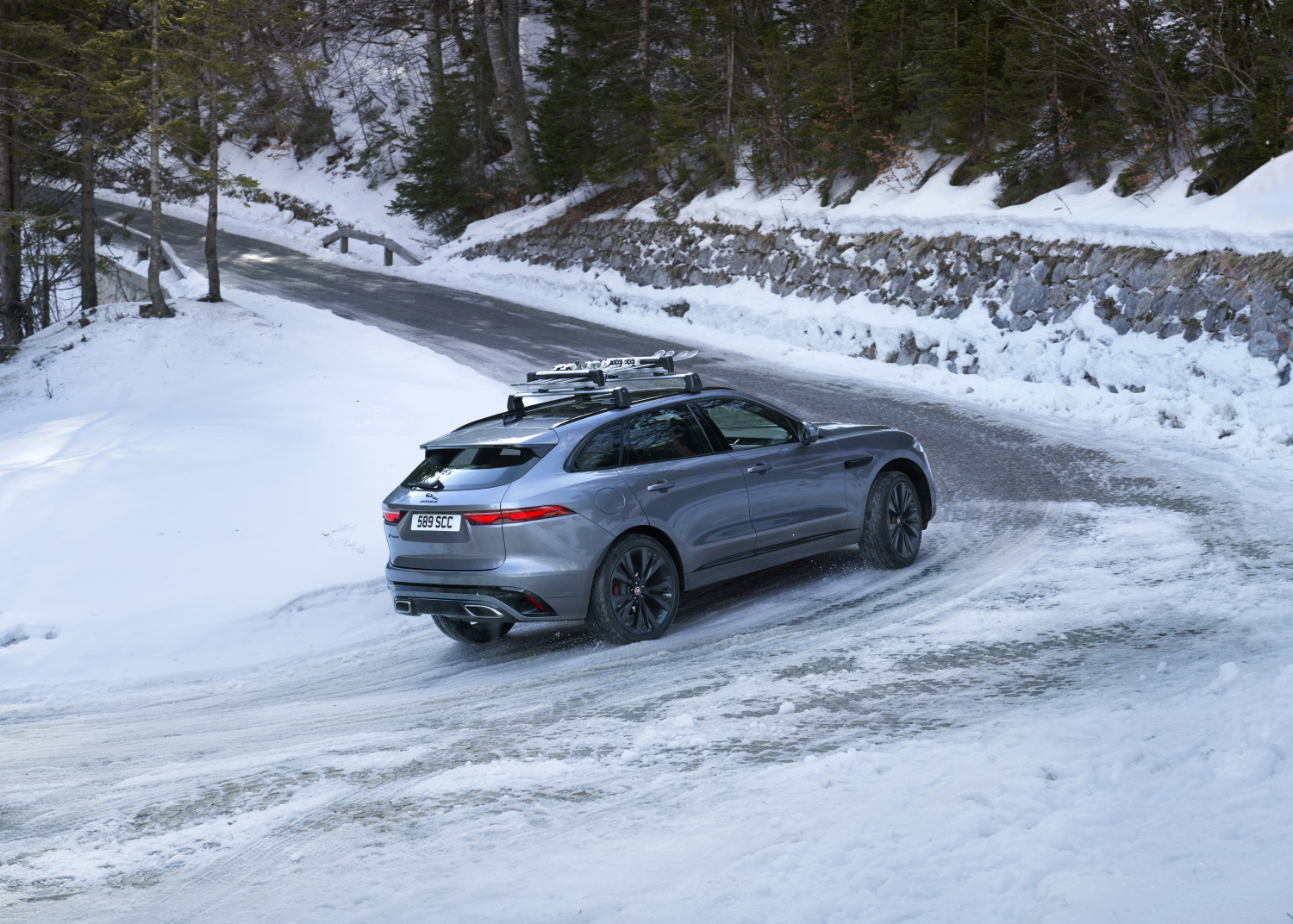 NEUER JAGUAR F-PACE - FAHRBILDER