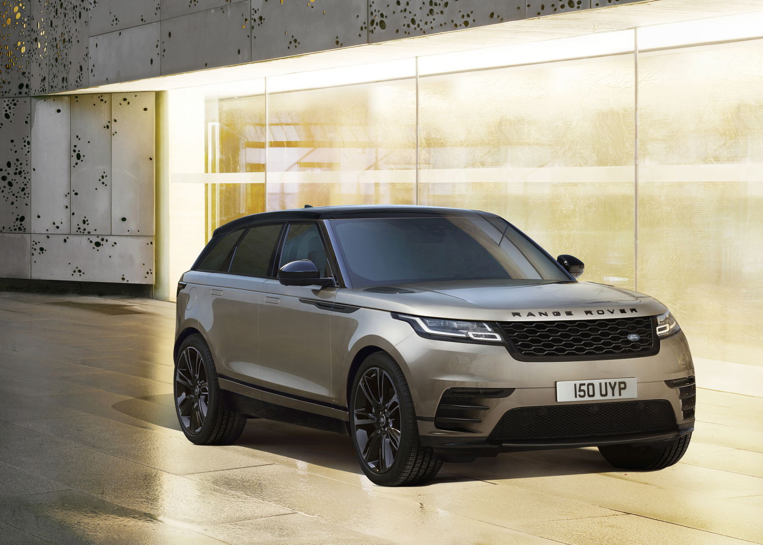Der Range Rover Velar Elektrisiert Im Modelljahr 2021 Mehr Denn Je Mit Plug In Und Mild Hybrid Und Neuen Reihensechszylinder Motoren Land Rover Homepage