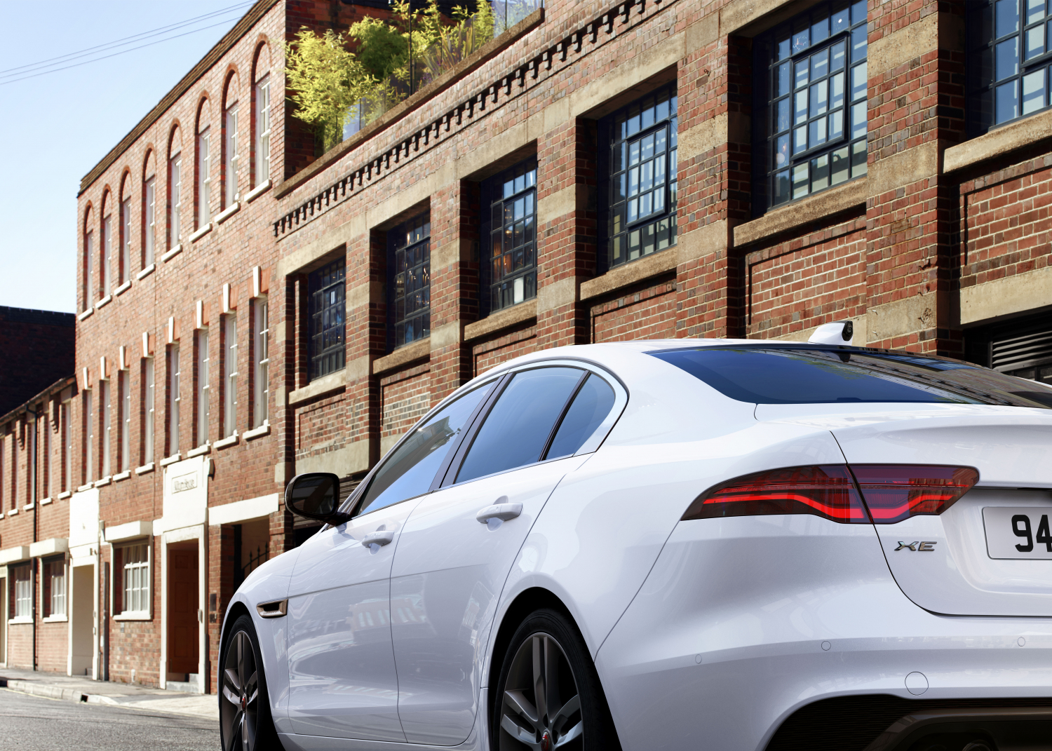 XE 21MY EXTERIOR IMAGE