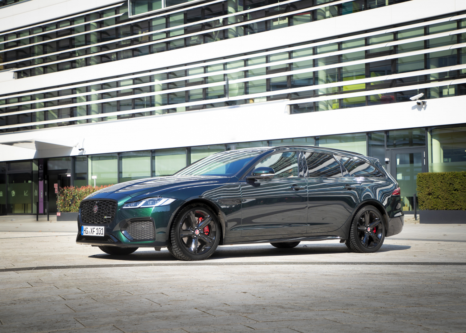 Jaguar und Land Rover präsentieren nach umfangreicher Modellpflege die neuen Modelle Jaguar XF, Jaguar E-PACE und Range Rover Velar