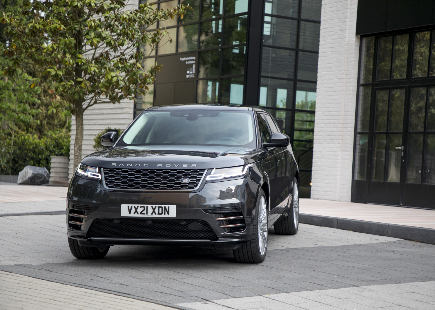 Jaguar und Land Rover präsentieren nach umfangreicher Modellpflege die neuen Modelle Jaguar XF, Jaguar E-PACE und Range Rover Velar