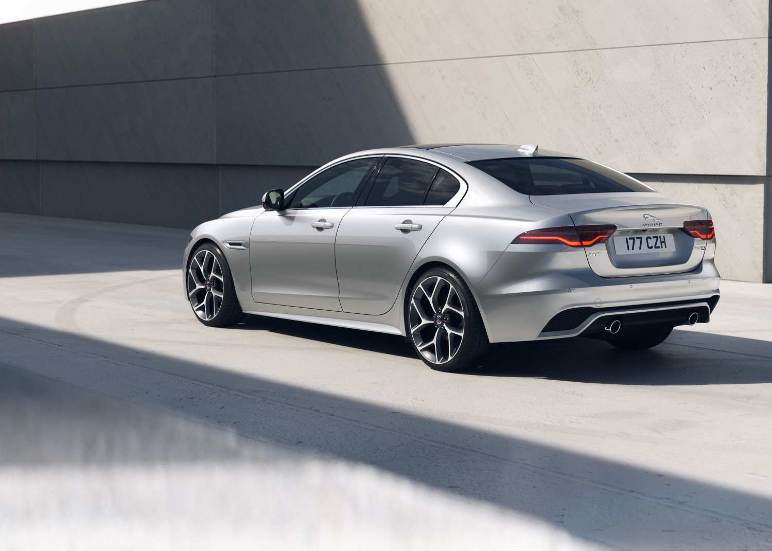 XE R-Dynamic HSE – Hakuba Silver with Light Oyster Interior