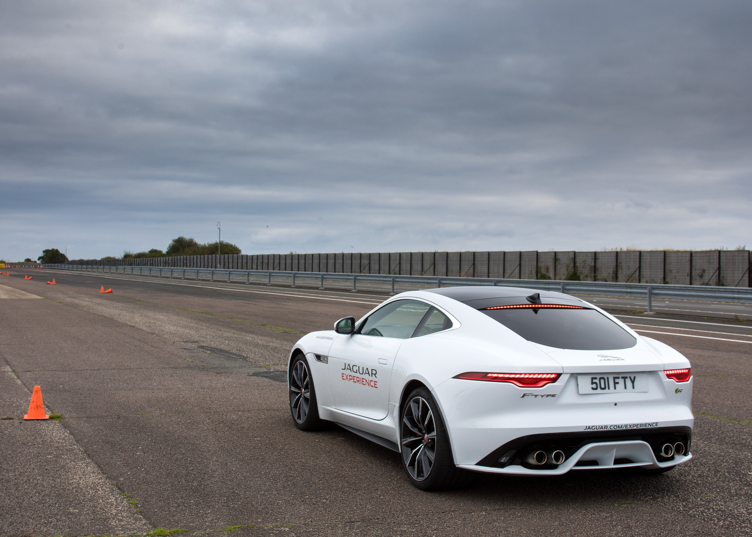 Mit der Lizenz zum Rennfahren: Jaguar Fahrtraining am  Nürburgring - Kraftstoffverbrauch und CO2-Emissionen (jeweils kombiniert): F-TYPE R P575 5.0 Liter V8 Kompressor mit 423 kW (575PS); 11,2l/100km; 256 g/km