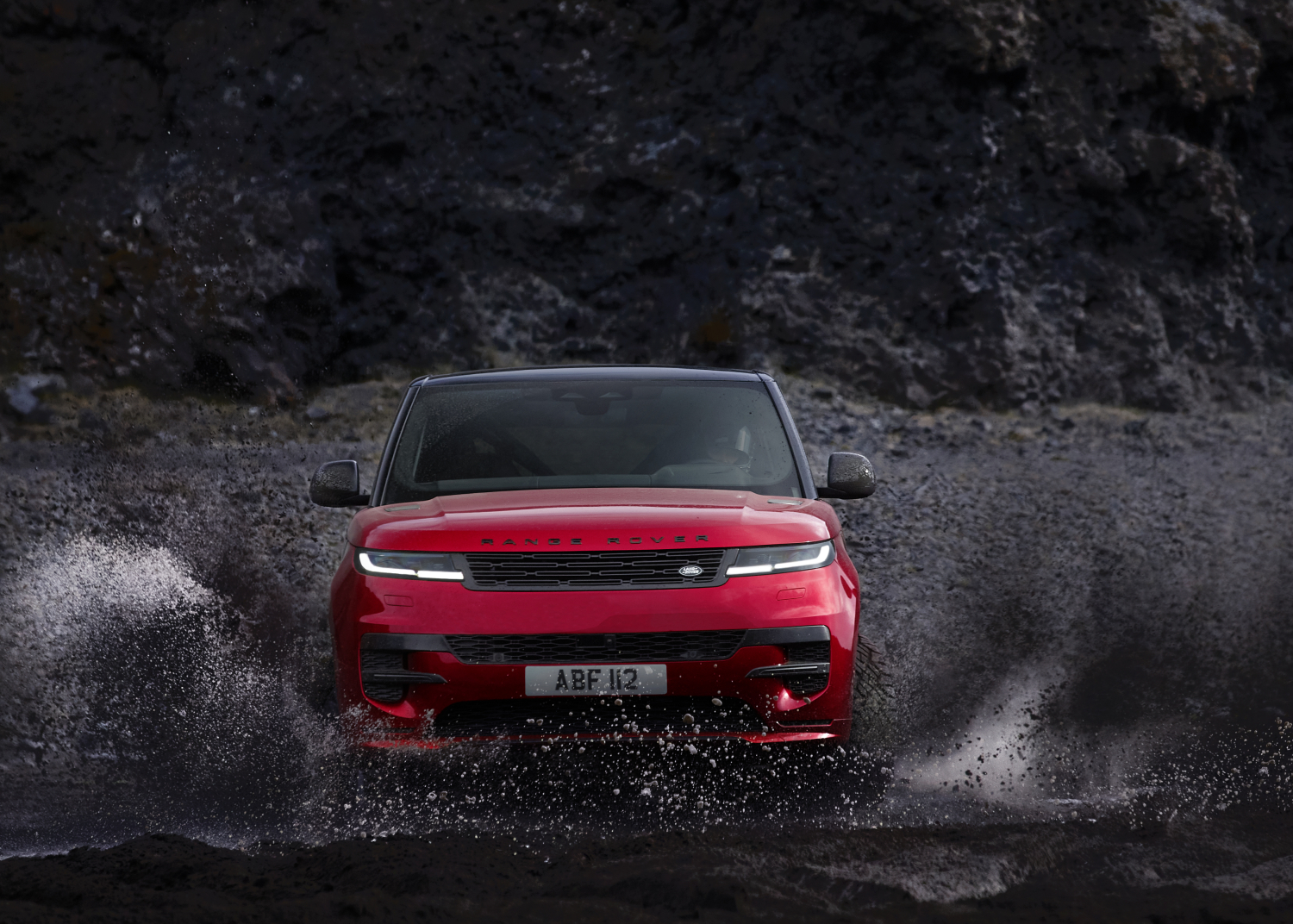 NUOVA RANGE ROVER SPORT: SPETTACOLARE DEBUTTO SHOW SCALANDO UNA DIGA