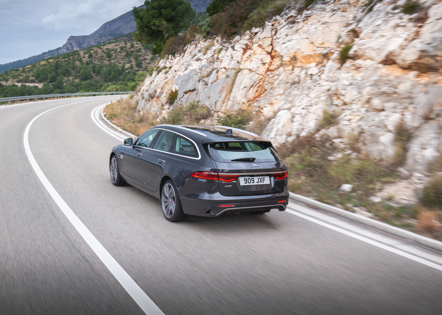 NEW JAGUAR XF SPORTBRAKE – EXTERIOR DYNAMIC IMAGE