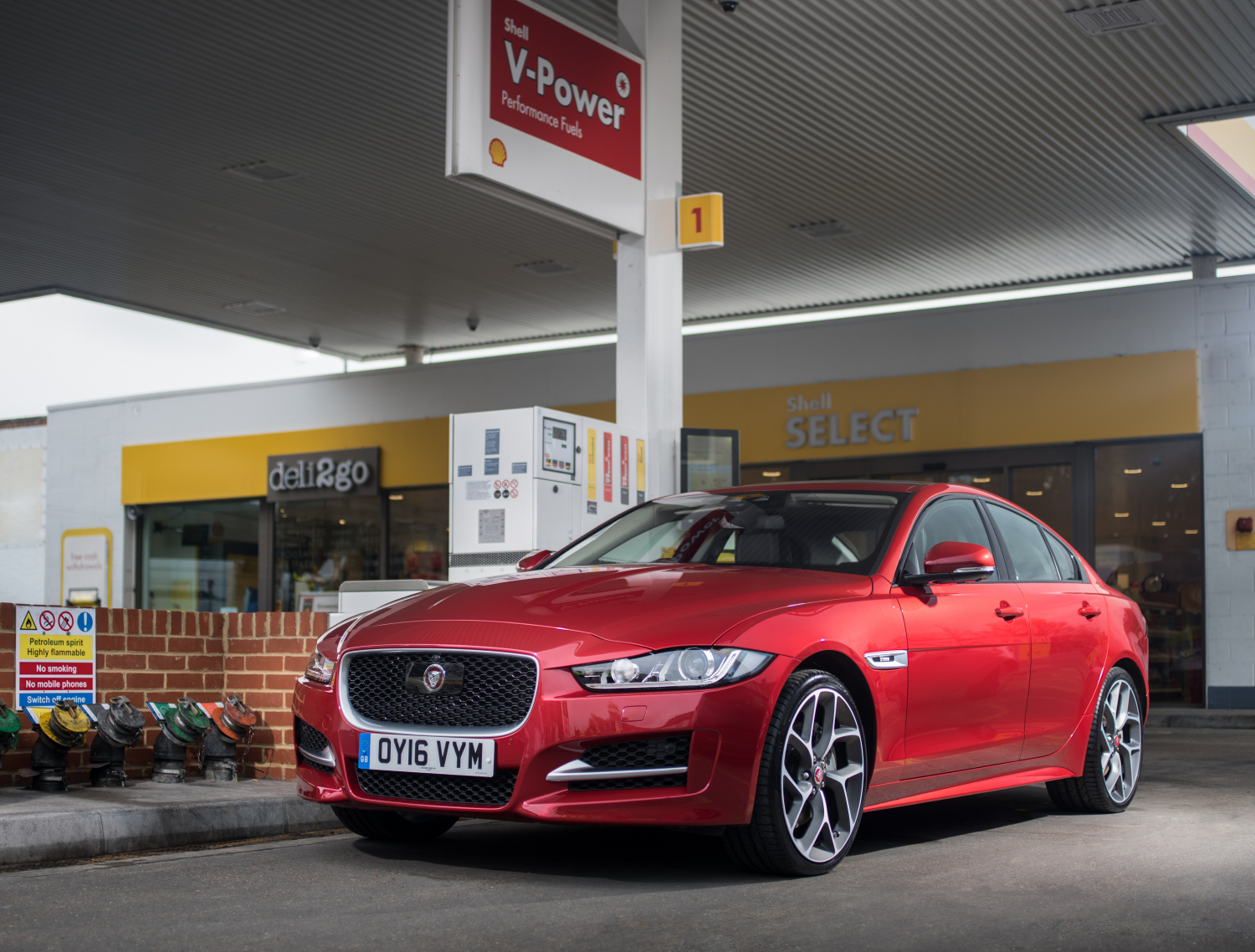 JAGUAR AND SHELL LAUNCH WORLD’S FIRST IN-CAR PAYMENT SYSTEM - JUST FILL UP AND GO AS YOUR CAR PAYS FOR YOU