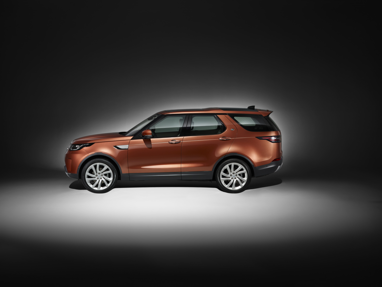 LAND ROVER REVEALS NEW DISCOVERY - STUDIO