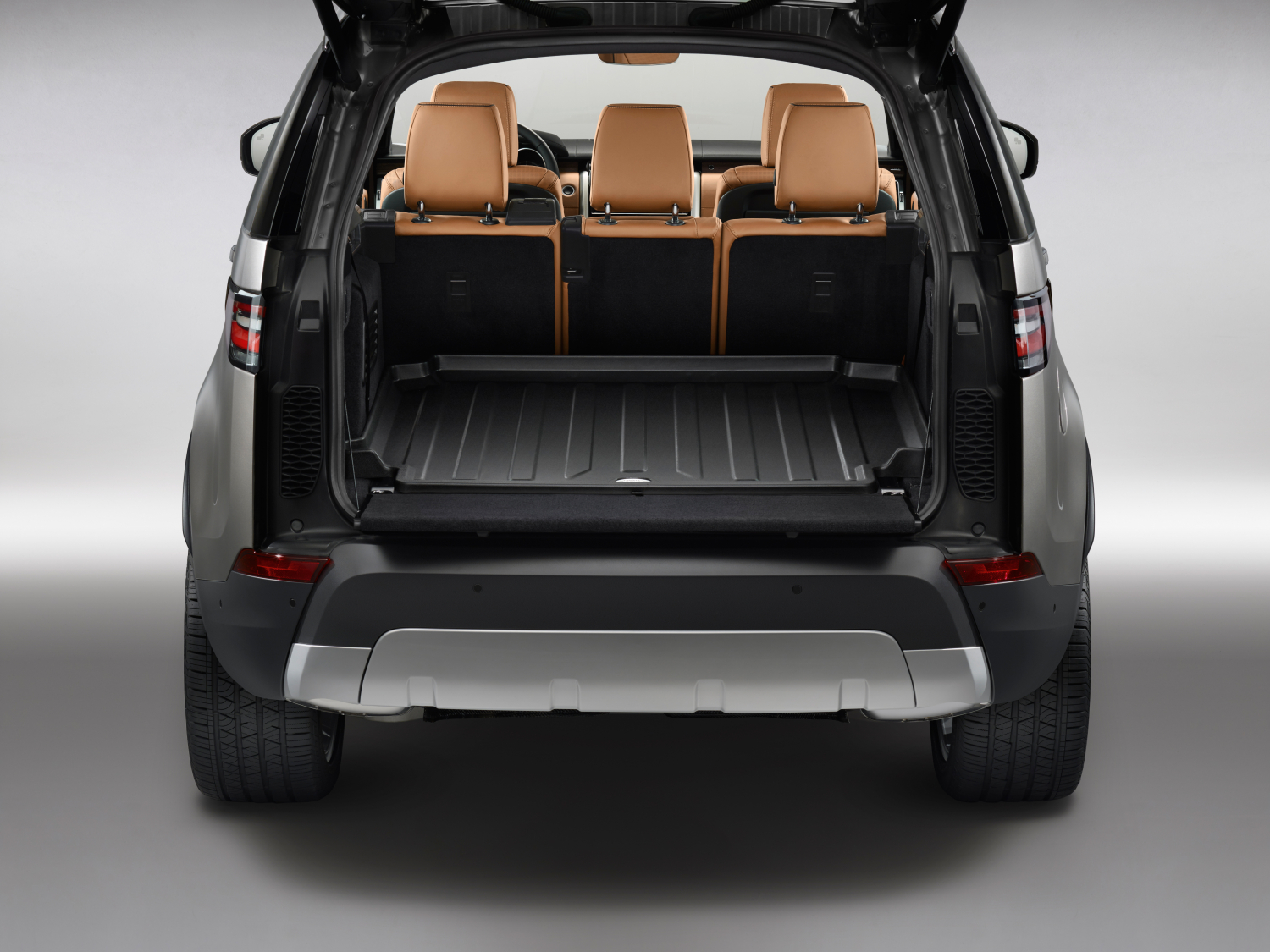 LAND ROVER REVEALS NEW DISCOVERY - STUDIO