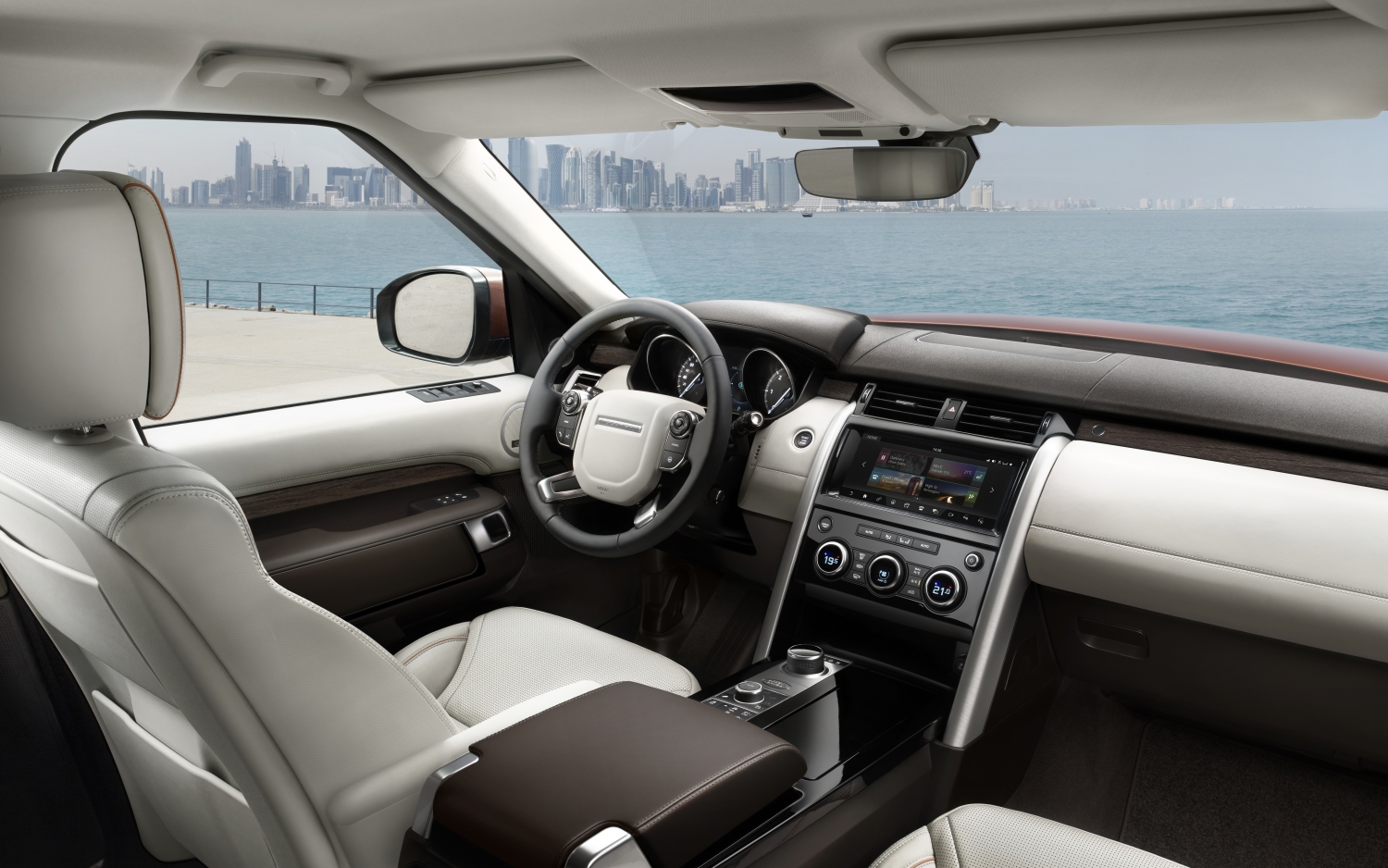 LAND ROVER REVEALS NEW DISCOVERY
