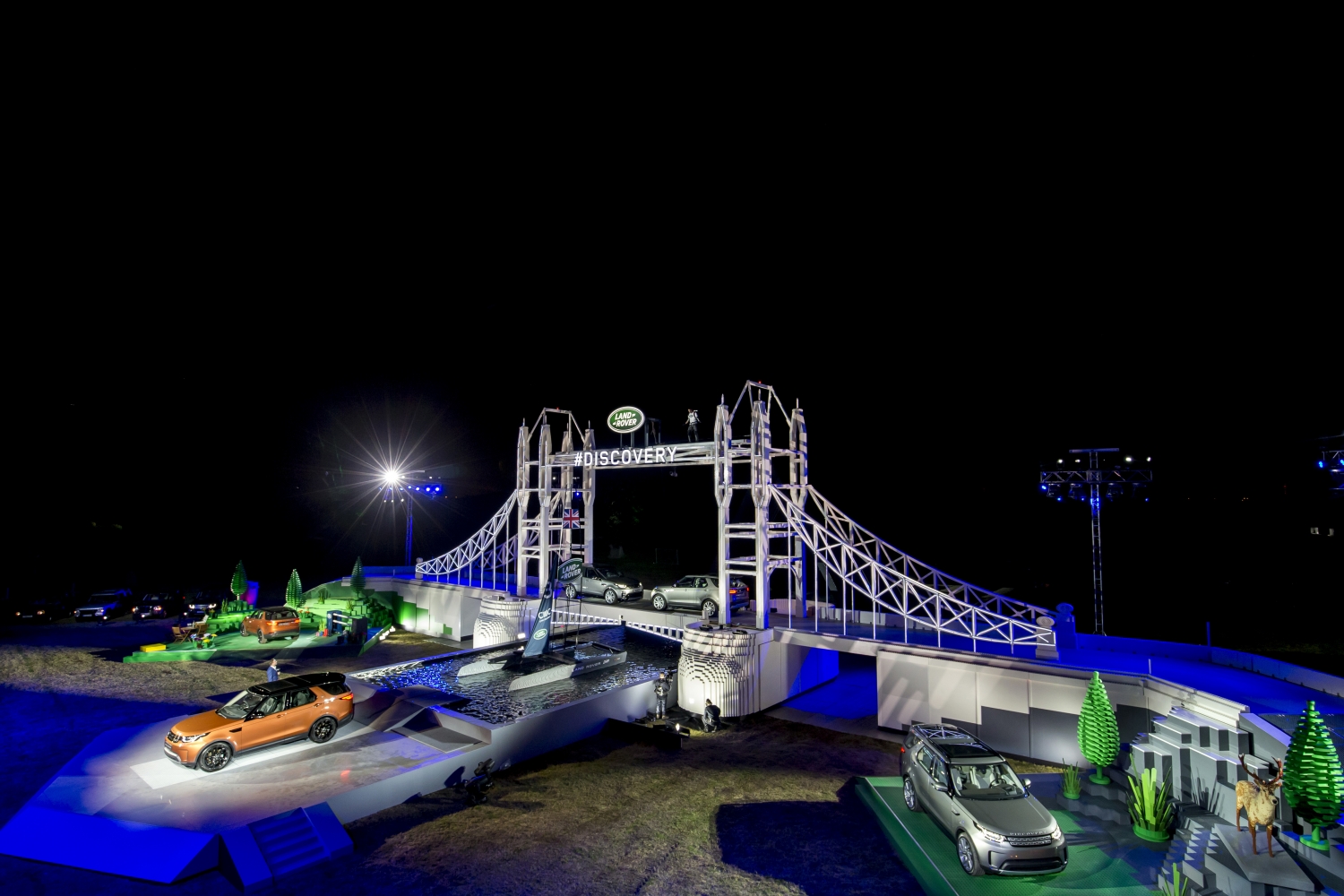 FOLLOW THE LAND ROVER BRICK ROAD - NEW DISCOVERY MAKES DEBUT ON GIANT LEGO TOWER BRIDGE