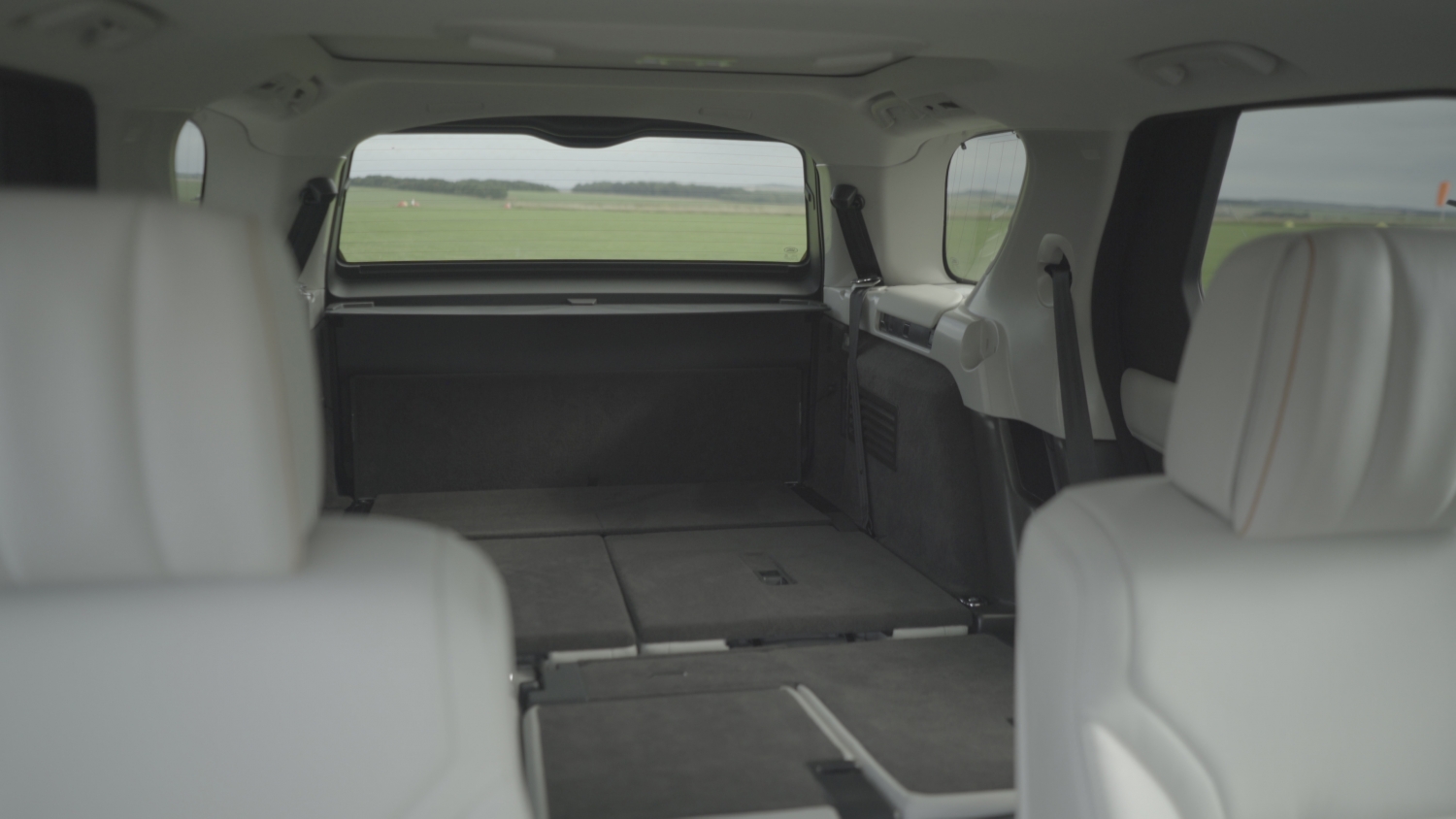 LAND ROVER PUTS WORLD-FIRST INTELLIGENT SEAT FOLD TECHNOLOGY TO EXTREME TEST… REMOTELY