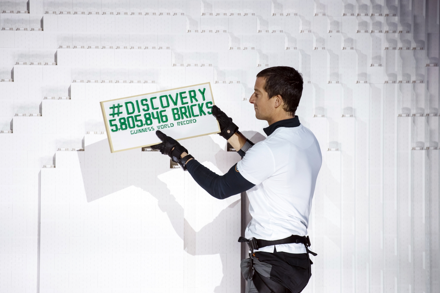 FOLLOW THE LAND ROVER BRICK ROAD - NEW DISCOVERY MAKES DEBUT ON GIANT LEGO TOWER BRIDGE