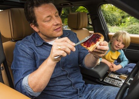 WHAT’S FOR DINNER? LAND ROVER’S DISCOVERY IS THE PERFECT RECIPE FOR JAMIE OLIVER’S DREAM KITCHEN-ON-THE-GO